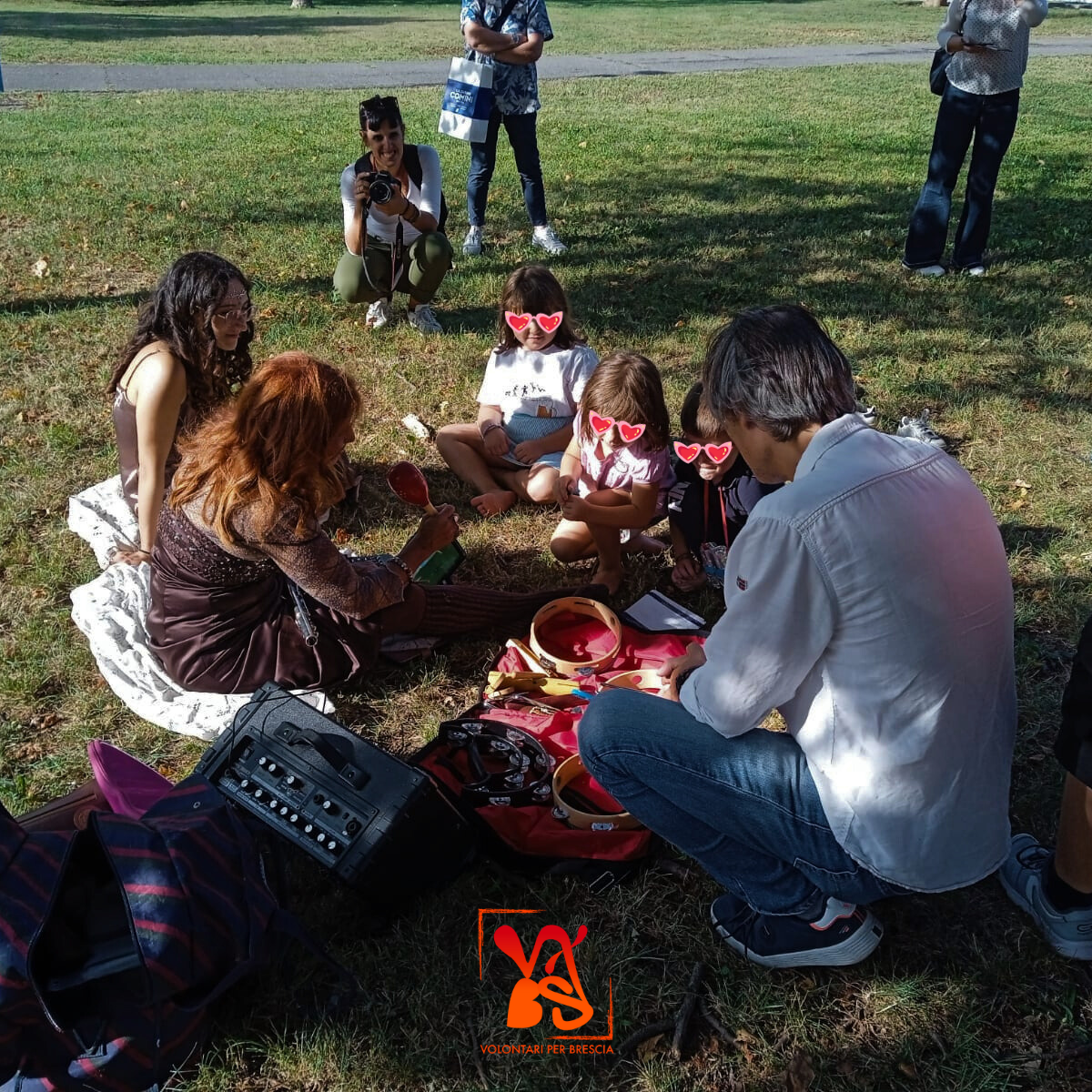 Bambini e volontari nel parco